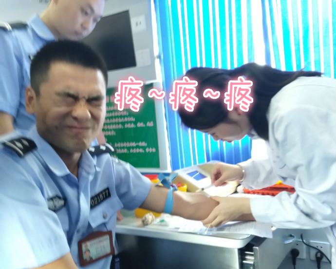 疼skr人！警察在移動獻血車上的表情包亮了