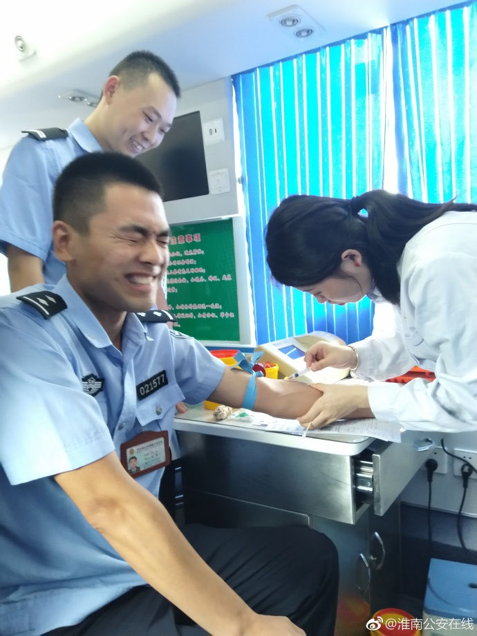 疼skr人！警察在移動獻血車上的表情包亮了