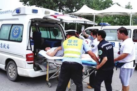 命懸一線牽動人心，救護車臨危不亂治病救人_